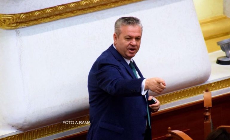 SKANDALI/ Deputeti i PD-së i vërsulet qytetarit: O motër****, na ka*** për ato që ke në shtëpi (FOTO)