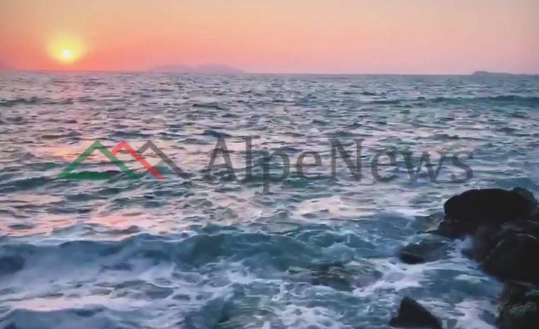 VLORA/ Dallgët dhe PERËNDIMI bëjnë “çiftin perfekt” për këtë shkrepje fantastike (FOTO)