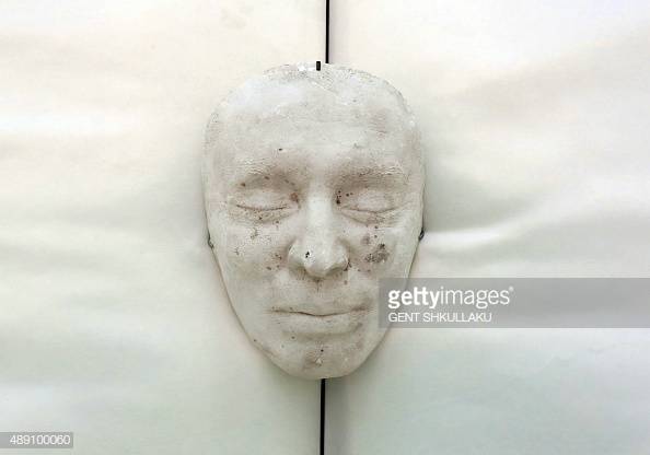Maska në allçi e Hoxhës bëhet pjesë e fotove botërore të “Getty Images”