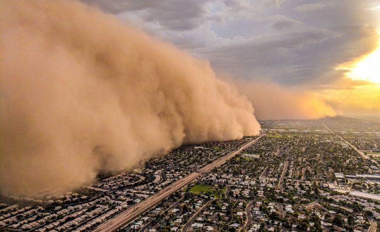 PAMJE APOKALIPTIKE/ Stuhia e rërës rrethon Arizonën, mbyllen aeroportet (FOTO)