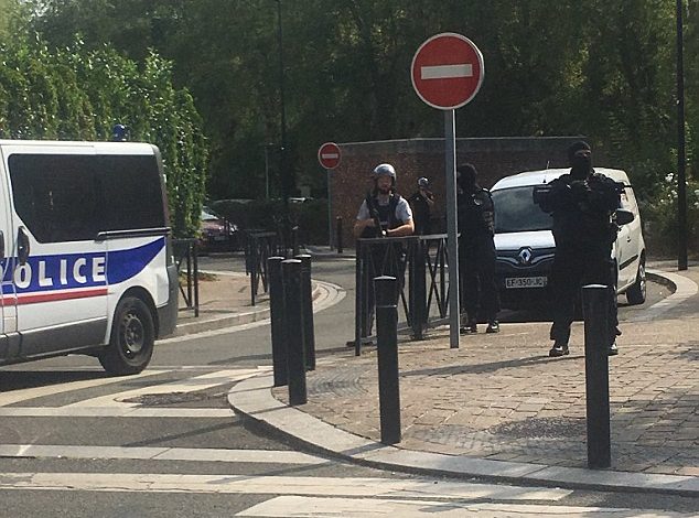 HORROR NË PARIS/ Terroristi thërret “Allahu Akbar” dhe sulmon me thika kalimtarët