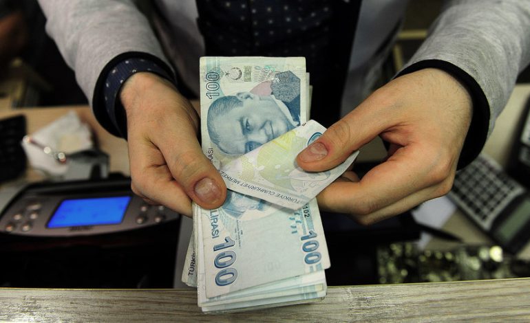 ZHVLERËSIMI I LIRËS/ Erdogan thirrje qytetarëve: Merrni dollarët dhe këmbejeni me…