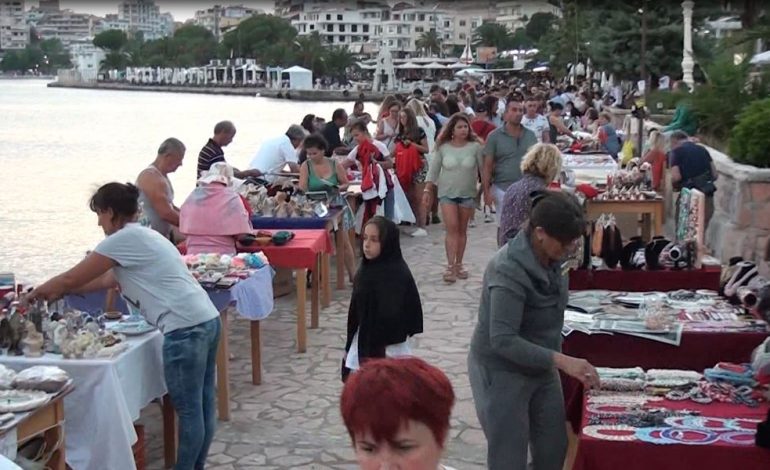 PANAIRI I SUVENIREVE NË SARANDË: Gjithçka SHQIPTARE, turistët zgjedhin të…