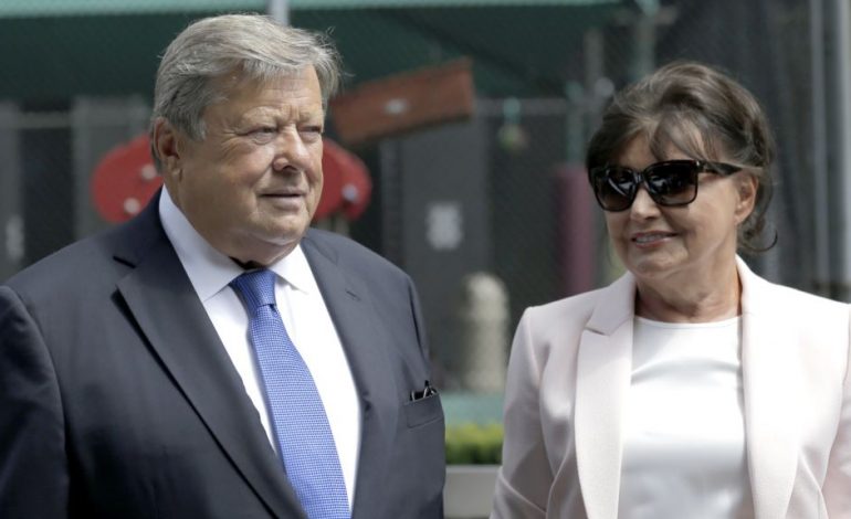 Prindërit e Melania Trumpit marrin shtetësinë amerikane, betimi…