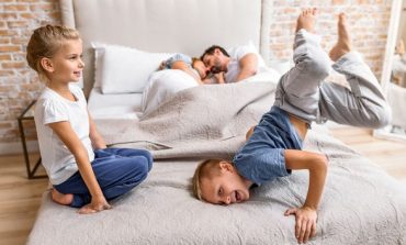 E THJESHTË FARE/ Si të bëni seks në shtëpi me fëmijët nëpër këmbë