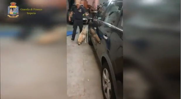 KISHIN NË MAKINË 290 MIJË EURO/ VIDEO: Kapet ÇIFTI shqiptar në Itali. MBANIN karta identiteti false
