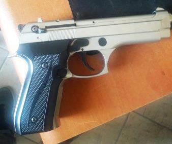ARMËN NË KOKË QYTETARES/ Arrestohet i “forti” Vlorës: Ecte me pistoletë dhe grabiste njerëz