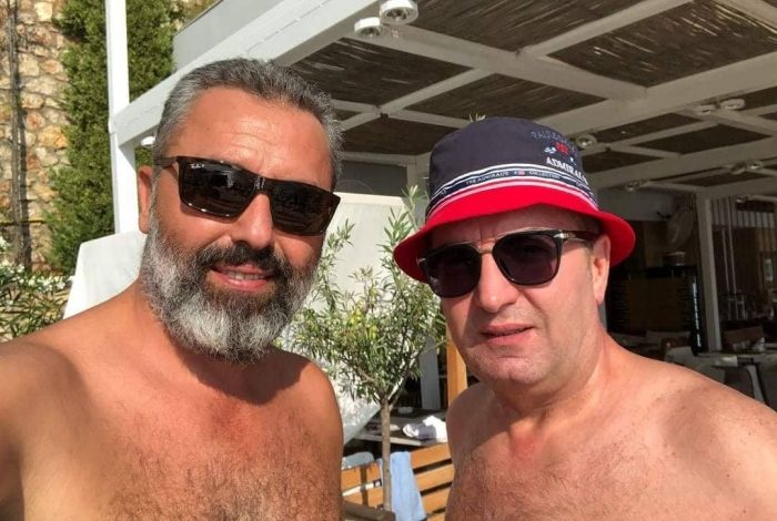 ZHVISHET DEPUTETI/ Kemi parë femrat por…tani pozojnë me “SELFIE” edhe burrat!