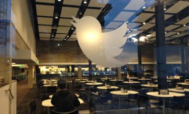 "KLAUZOLA ABUZIVE"/ Twitter gjobitet me 30 mijë euro, u padit nga një kompanie franceze