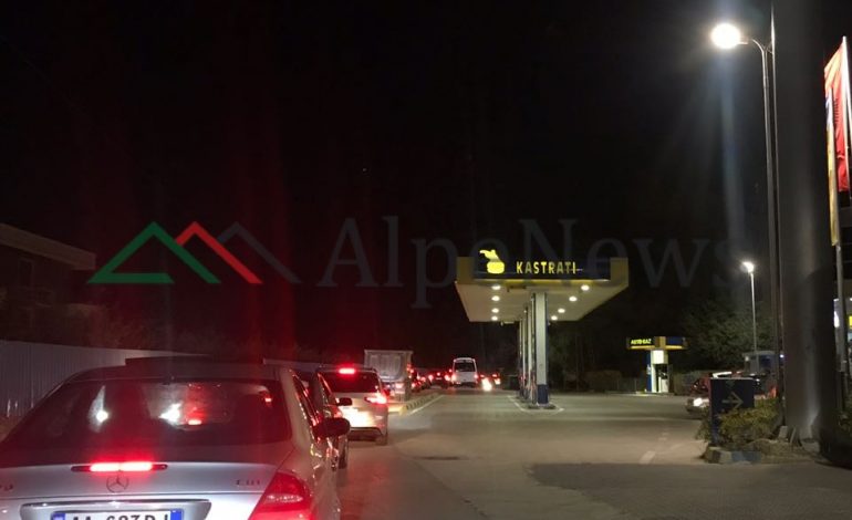 KULMI I SEZONIT VEROR/ Kaos në Vlorë. Radha “kilometrike” e makinave bllokon… (FOTO)