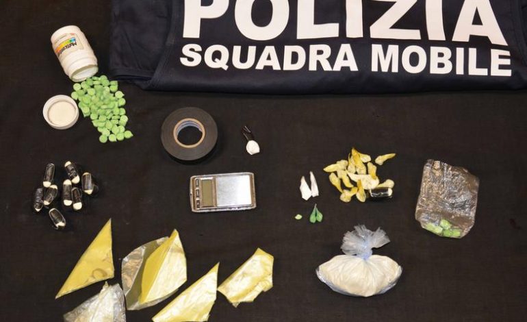 SHPËRNDANTE EKSTAZI NËPËR DISKOTEKA/ Kapet në flagrancë 23 vjeçari shqiptar. Furnizonte lokalet me…