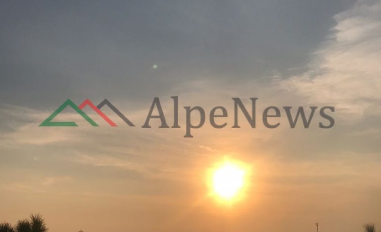 “GJIRI I LALËZIT SOT”/ Plazhi në “qetësi”, por perëndimi i DIELLIT fantastik (FOTO)