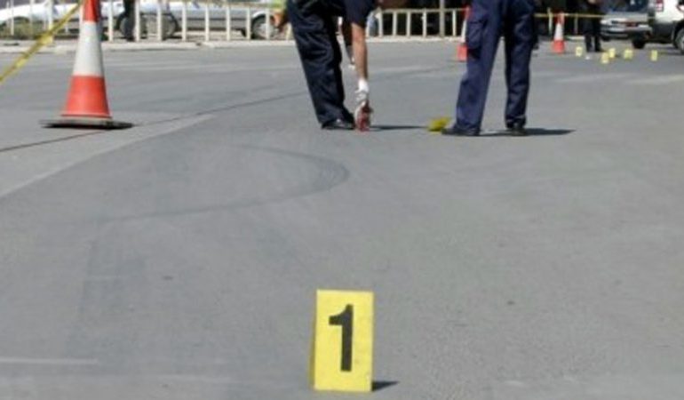 E RËNDË NË QAFË THANË/ Del nga rruga makina. 3 të plagosur, mes tyre një i mitur