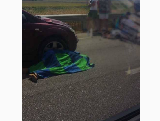 AKSIDENTI FATAL NË KSAMIL/ PAMJET E RËNDA: Gruaja e dergjet në rrugë. Makina e shkatërruar dhe…