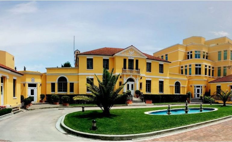 DONI TË STUDIONI NË SHBA? Ambasada amerikane nxjerr udhëzimet