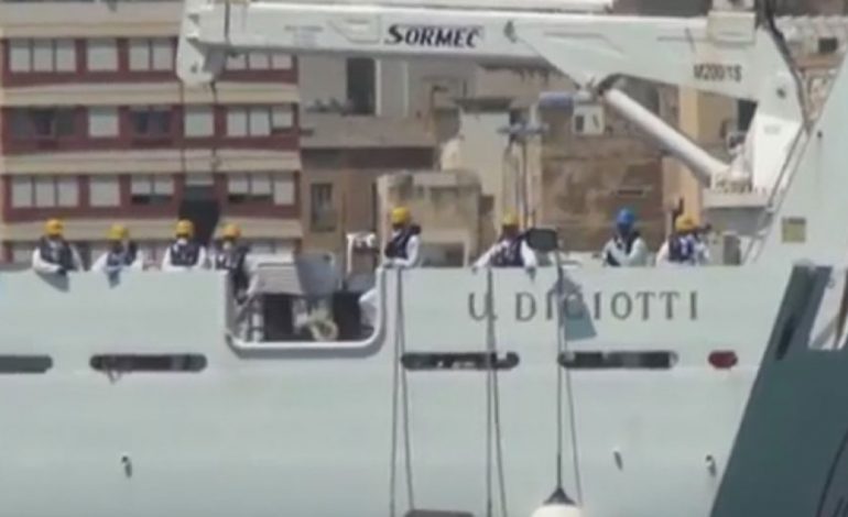 ANIJA MBETET NË DET/ Shpëtoi 177 emigrantë, ende nuk është dhënë vendimi për zbarkimin e tyre