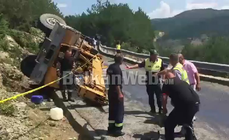 AKSIDENTI I RËNDË NË PUKË/ Pamjet: Vinçi përmbyset në rrugë. Vdes një person