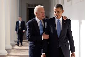TAKIMI MIQËSOR/ Barak Obama dhe Joe Biden ja shtrojnë në një lokal të Uashingtonit si dy…
