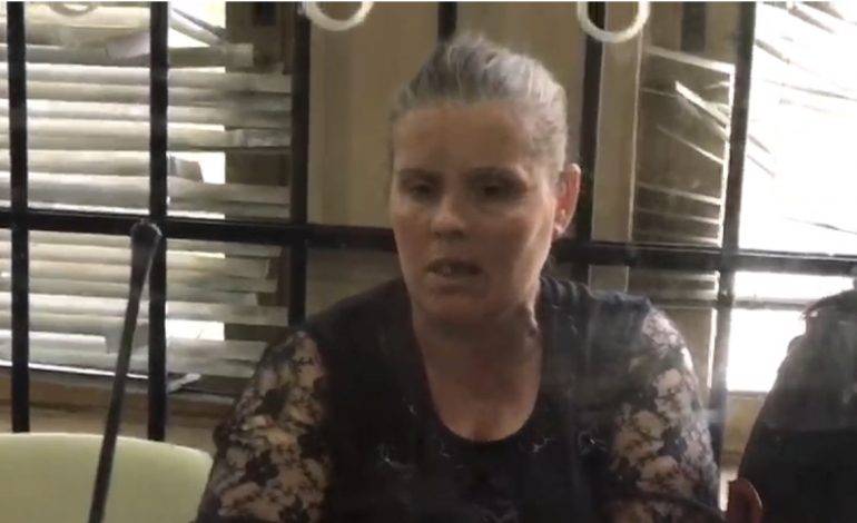 SHKRUMBOI SHTËPINË E BURRIT/ 47 vjeçarja: Unë e dogja. Më rrihte mua dhe vajzat (VIDEO)