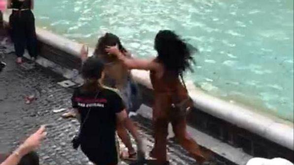 Donin të bënin foto nga “Fontana di Trevi”/ Plas grushti mes turistëve në Itali