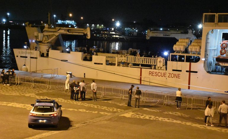 Anija “Diciotti” ankorohet në Catania/ 177 emigrantëve u ndalohet zbritja në tokë