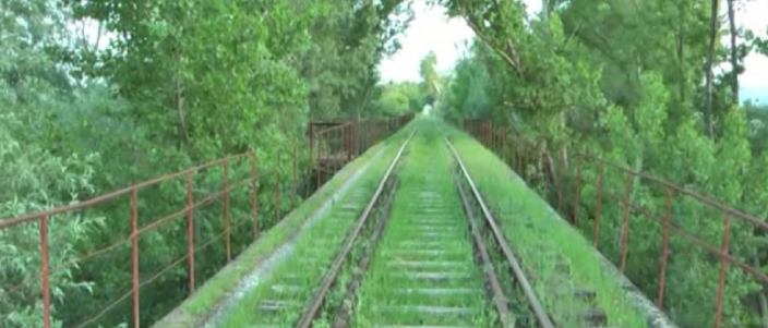 URA E TRENIT MBI LUMIN ISHËM/ Rrezikohet shembja e saj, asnjë masë nga drejtoria e hekurudhave