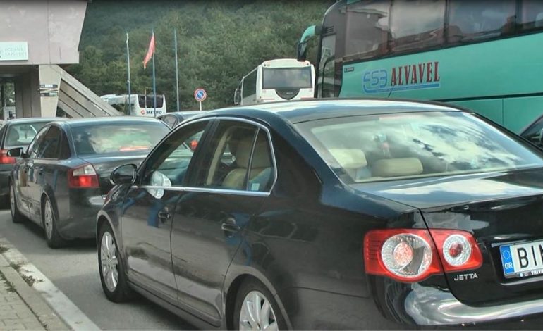 FLUKSI I HYRJEVE DHE DALJEVE NË KAPSHTICË/ Shifrat: Vetëm në një ditë 3400 persona kanë hyrë në Shqipëri