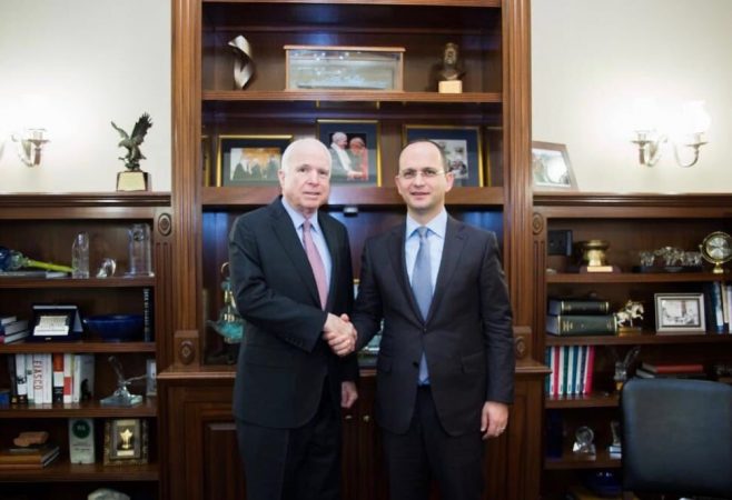 VDEKJA E SENATORIT AMERIKAN/ Bushati në “Twitter”: Heroi frymëzues që luftoi për lirinë