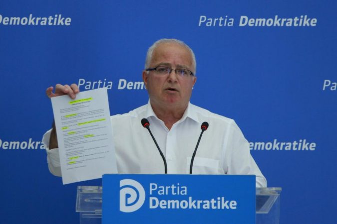 AKUZAT PËR TAULANT BALLËN/ Reagon PD: Mori tenderin 100 milionësh për dritat e Librazhdit. Miku i tij… (FOTO)