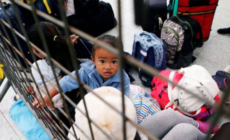 NDALIMI I EMIGRANTËVE/ Kaosi me të larguarit nga Venezuela, Ekuadori forcon rregullat kufitare
