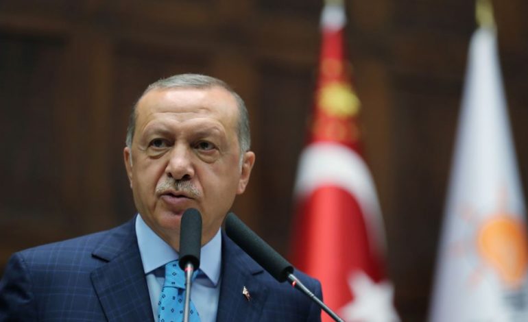 PËRPLASJET TURQI-SHBA/ Erdogan: SHBA po përpiqet të na godasë pas shpine