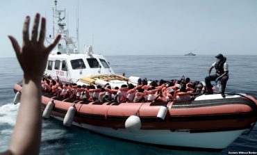 KRIZA E REFUGJATËVE/ Italia kërkon nga Britania të strehojë 141 migrantë të shpëtuar