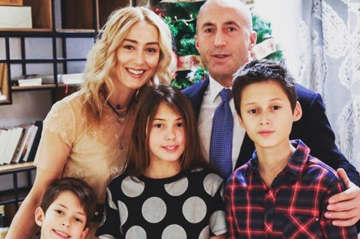 FOTO: Çifti Haradinaj në Vlorë. Bashkëshortja e Kryeministrit të Kosovës zbulon se çfarë i mungon