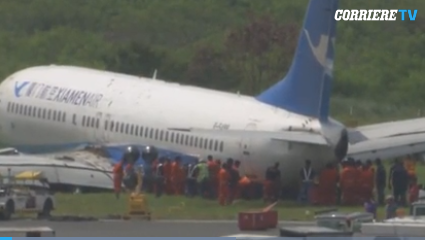 AVIONI KINEZ PËRFUNDON JASHTË PISTËS SË AEROPORTIT/ Gjatë uljes në Filipine humbi kontrollin dhe mbeti në baltë
