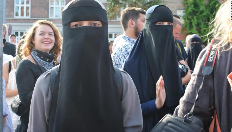 NDALOHEN “MBULESAT” MYSLIMANE/ Qindra gra në protestë: Po shkelen të drejtat tona