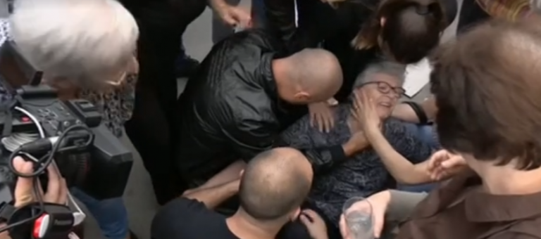 PELEGRINËT SERB NË KOSOVË/ Gjakovarët përplasen me policinë, gruaja humb ndjenjat (VIDEO)