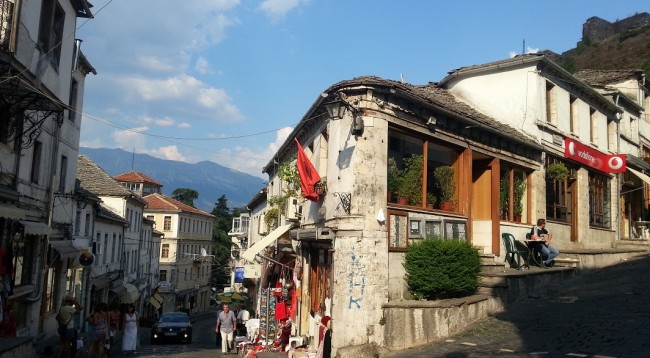 Makinat në zonën muzeale, turistët: Po na rrezikojnë, nëse do të ishte pedonale…