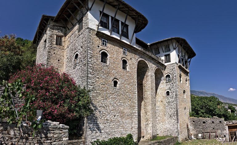 KOMENTET/ Turisti: Dy gjyshërit më dhanë dhuratë reçel, shqiptari: A i pagove se ato janë…
