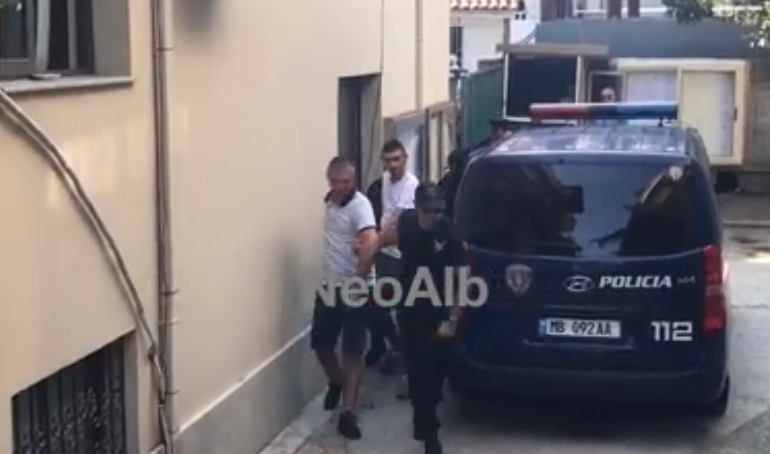 PËRPLASI PËR VDEKJE DY KUSHËRINJTË/ 24 vjeçari nga Fieri sot para Gjykatës. Kokëulur dhe i rrethuar pret… (VIDEO)