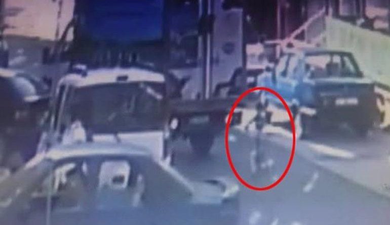 E TMERRSHME/ Kamioni shtyp 3-vjeçarin me biçikletë (VIDEO)