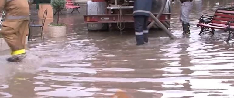 RESHJET E SHIUT/ 30 minuta mjaftojnë për të përmbytur pazarin e Korçës (VIDEO)
