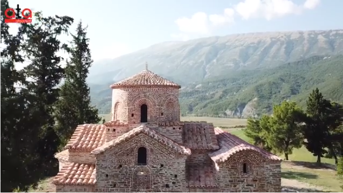 PAMJET: Ja si duket KISHA E “SHËN MËRISË” në Kosinë. Turistët të interesuar për godinën