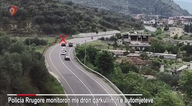 MËNYRAT E REJA TË VËZHGIMIT/ 250 shoferë “tradhëtohen” nga DRONI. Policia në AKSION për… (VIDEO)