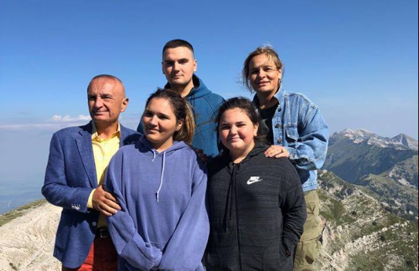 FESTA NË MALIN E TOMORRIT/ Kryemadhi lë “Jalën” dhe me familjen e bashkuar ikin në… (FOTO)