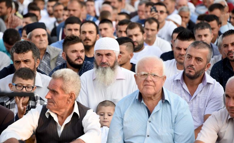 PAMJE MADHËSHTORE/ Burra, gra e fëmijë, si u fal Namazi i Kurban Bajramit në Kavajë (Foto)