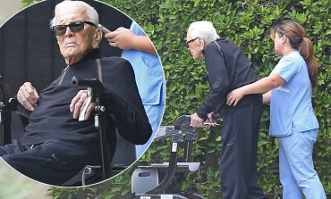 Aktori 101 vjeçar Kirk Douglas shëtitje relaksuese në LA
