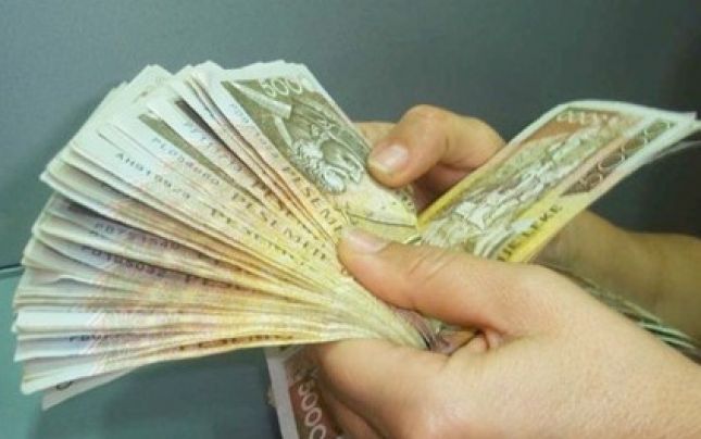 NDODH NË GJIROKASTËR/ 48 vjeçari furnizon makinën me lekë … FALSE