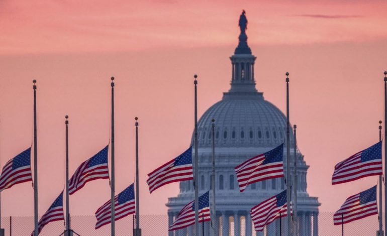 VDEKJA E SENATORIT TË SHBA/ McCain nderohet me ceremoni në Arizona dhe Uashington