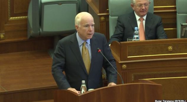 Kur John McCain ishte në Kosovë: Jam mik i vjetër i juaji, dua ta shoh të suksesshme