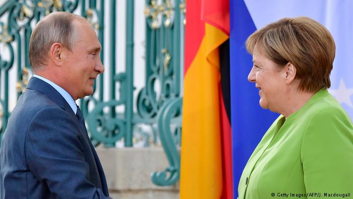 MICHAELA KUFNER/ Merkel dhe Putin, kundёrshtarё tё besueshёm nё kohё tё pasigurta